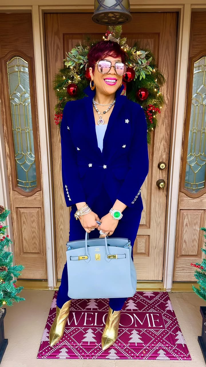 Circle Pendant Necklace with 8 Crystals